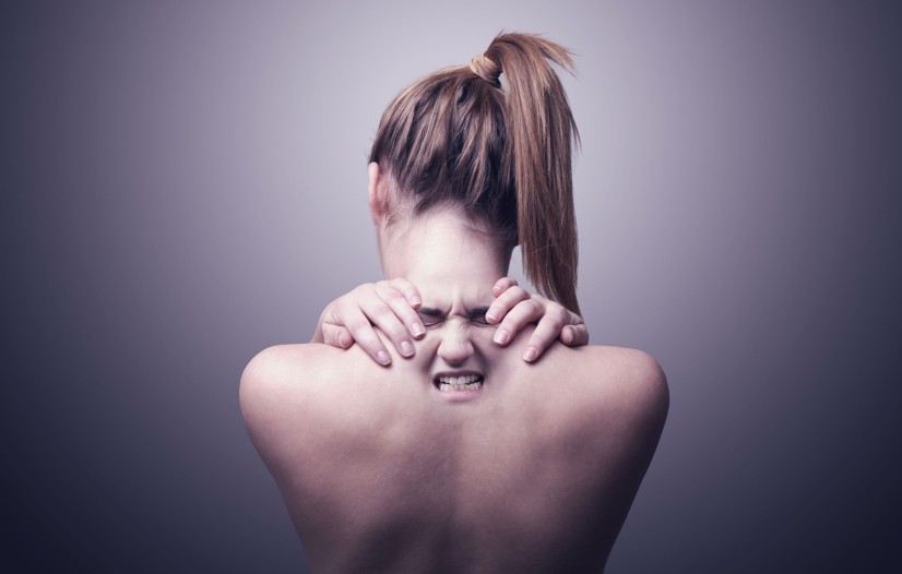 Mujer de espalda con dolor de cuello